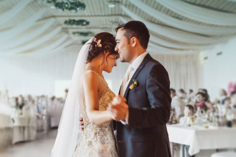 How to avoid money stress when planning a wedding